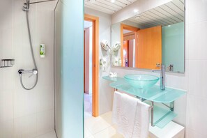 Douche, sèche-cheveux, serviettes fournies