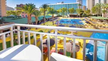 Zimmersafe, Schreibtisch, kostenloses WLAN, BettwÀsche