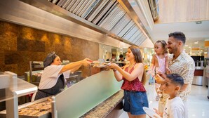 A buffet area with a counter and food being served. - Hotel Servigroup Pueblo Benidorm (Benidorm)