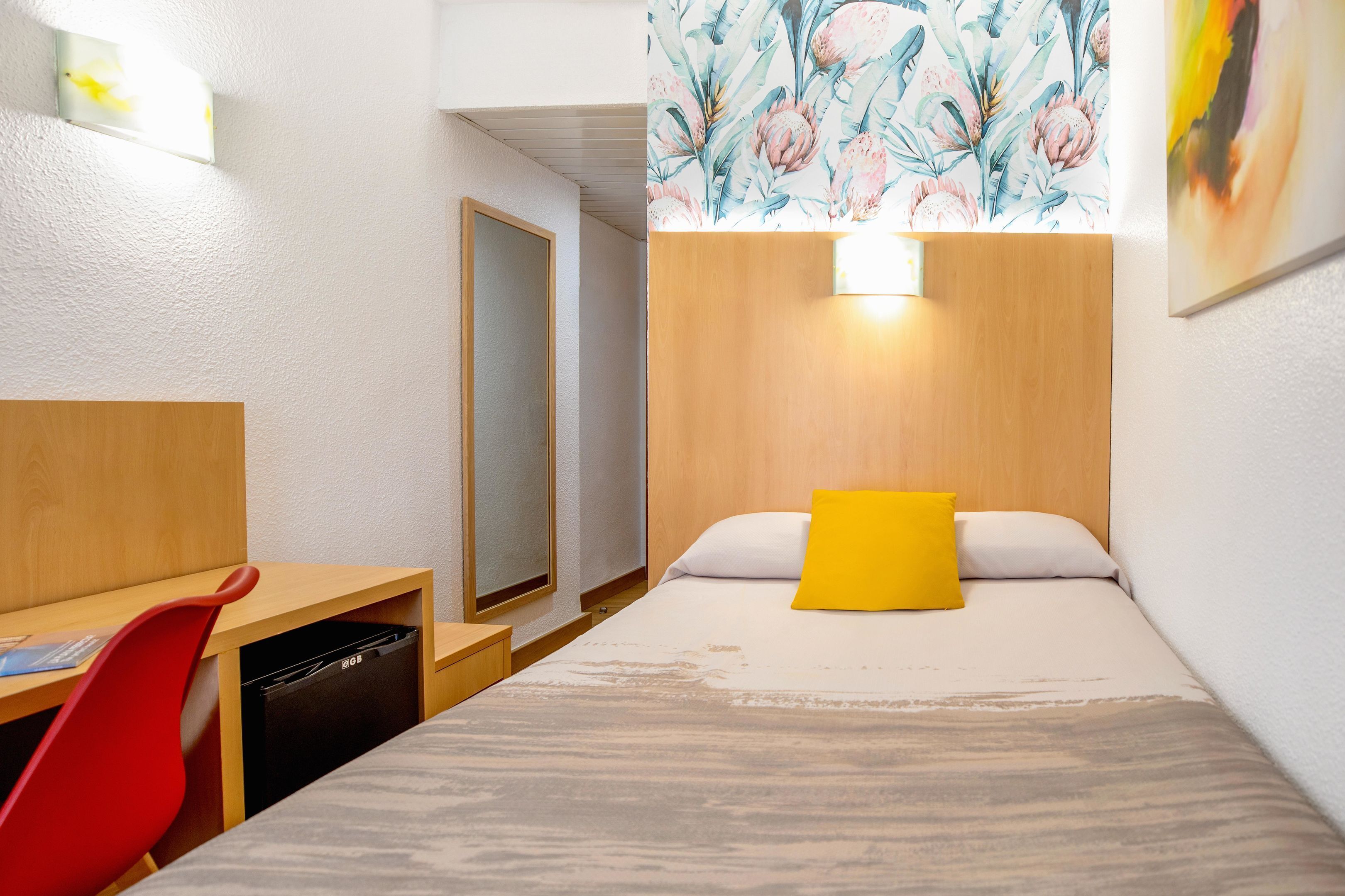 Habitación individual, balcón, vistas a la ciudad | Caja fuerte, escritorio, wifi gratis y ropa de cama