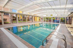 2 outdoor pools, pool loungers