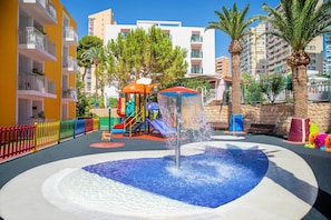 2 outdoor pools, pool loungers