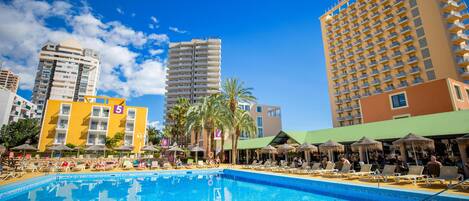 2 hồ bơi ngoài trời, ghế dài tắm nắng