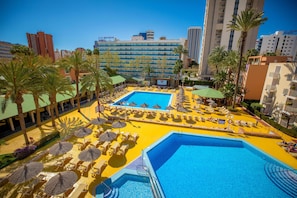 2 piscines extérieures, chaises longues