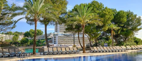 Piscine couverte, 2 piscines extérieures, chaises longues