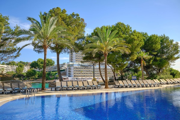 Piscine couverte, 2 piscines extérieures, chaises longues