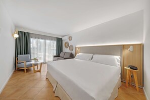 羽毛の掛け布団、セーフティボックス (室内)、デスク、アイロン / アイロン台