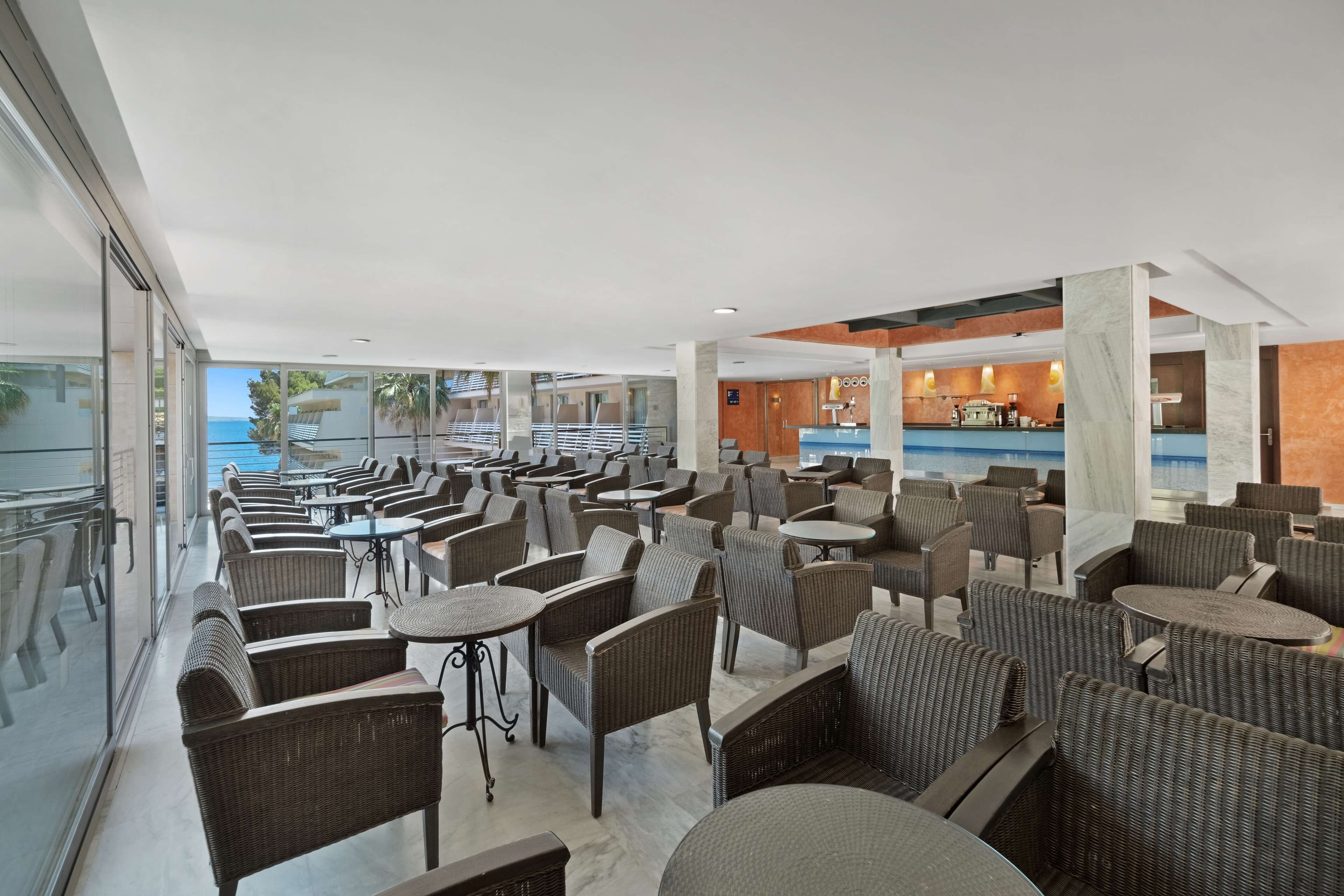 2 bars/lounges, cocktail bar, lobby lounge