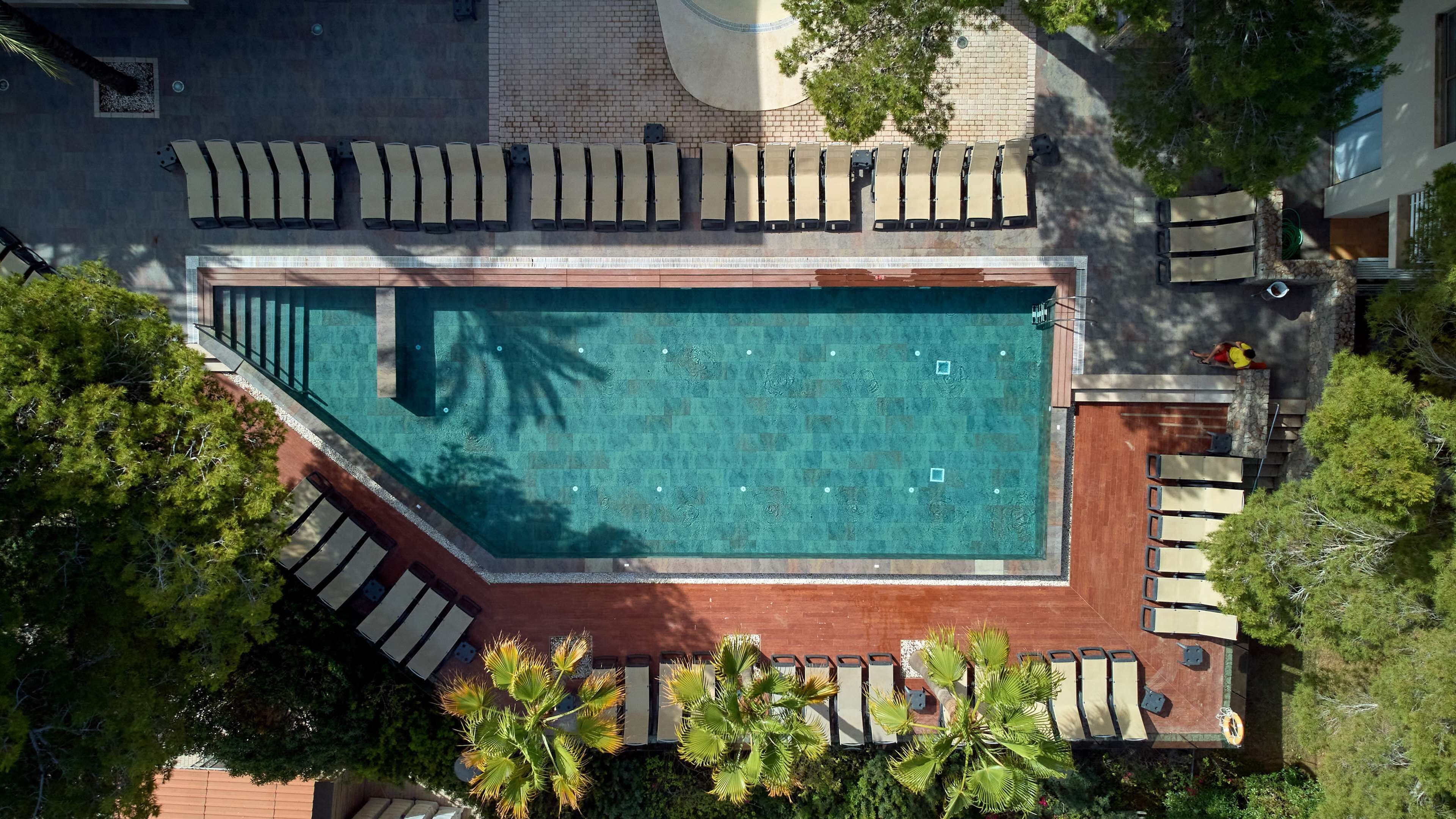 Indoor pool, 2 outdoor pools, sun loungers