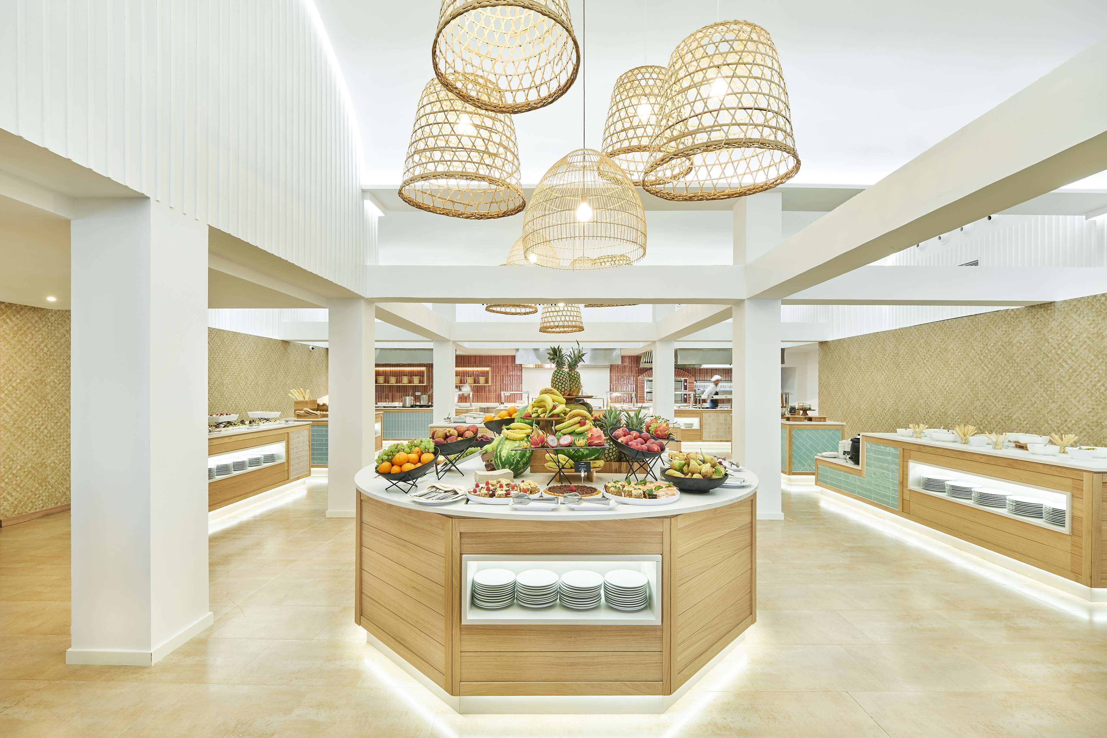 2 restaurantes; se sirven desayunos, almuerzos y cocina mediterránea 