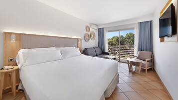 Cobrellits, caixa forta a l'habitació i escriptori