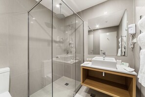 Executive Room | Bathroom | Separate bathtub and shower, free toiletries, hair dryer, towels