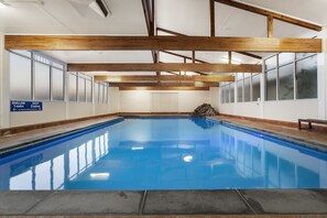 Una piscina cubierta, una piscina climatizada