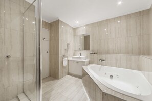 Habitación estándar, 1 cama de matrimonio, bañera de hidromasaje | Baño | Bañera y ducha independientes y artículos de higiene personal gratuitos
