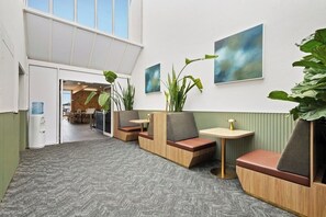 Lobby sitting area - Ciloms Airport Lodge (Tullamarine)