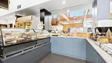 每日供應自助早餐 (每人 AUD20)