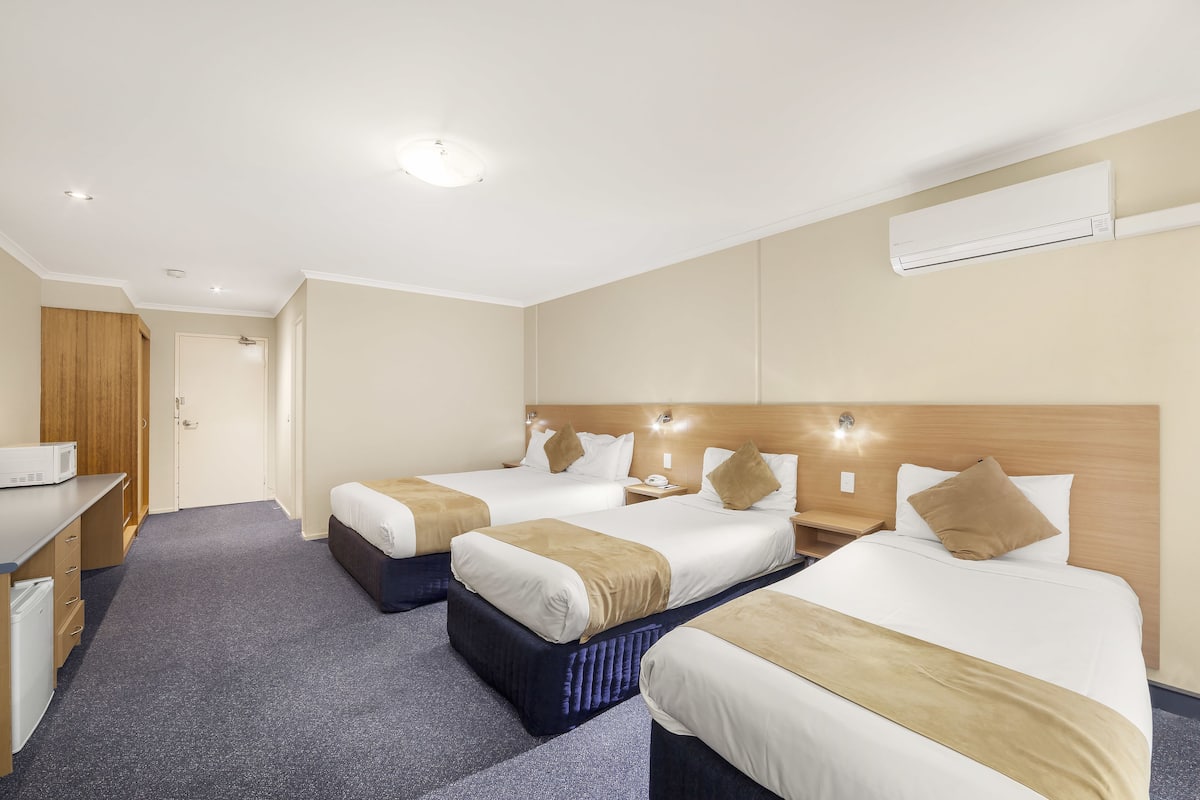 Standard Triple Room | Hypo-allergenic bedding, desk, blackout drapes, soundproofing