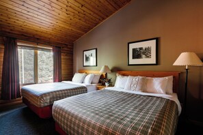 Suite estándar, 2 habitaciones | Tabla de planchar con plancha y ropa de cama 
