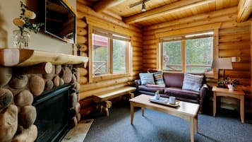 Executive Miette Cabin | Living area | TV, ping pong