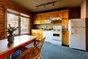 Suite Standard, 2 chambres | Cuisine privée | Bouilloire électrique