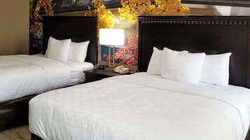 Een bureau, verduisterende gordijnen, een strijkplank/strijkijzer