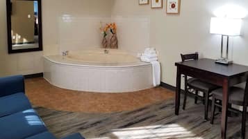 Een bureau, verduisterende gordijnen, een strijkplank/strijkijzer