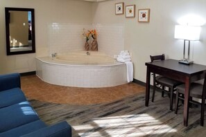 Desk, blackout curtains, iron/ironing board, free cots/infant beds - Quality Inn Corydon (Corydon)