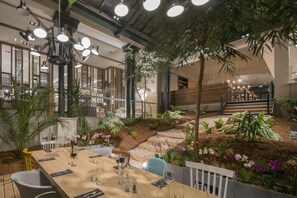 Déjeuner, dîner et souper servis sur place; cuisine française 