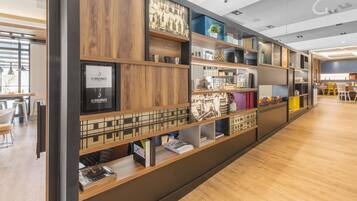 Una biblioteca moderna con estanterías de madera, libros y objetos decorativos.