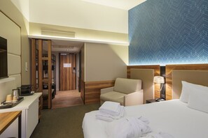 Chambre triple Prestige | Literie de qualitĂ©, coffre-fort, bureau, rideaux dâobscurcissement