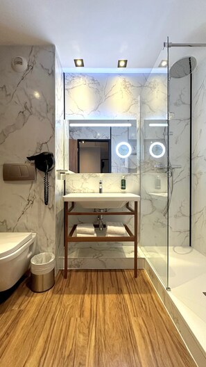 Articles de toilette gratuits, sèche-cheveux, serviettes fournies