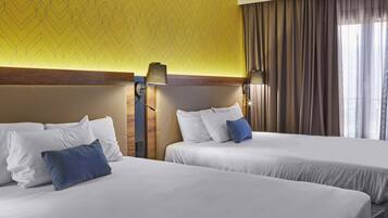 Chambre Quadruple Classique, 2 grands lits | Literie de qualité supérieure, coffres-forts dans les chambres, bureau