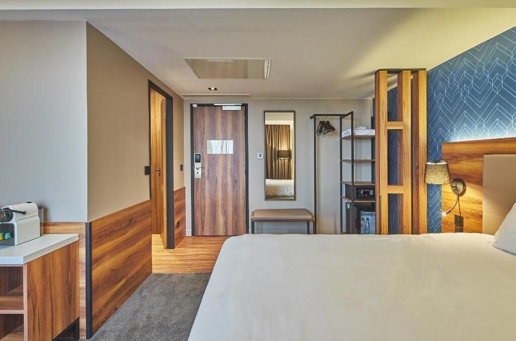 Premium bedding, in-room safe, desk, blackout drapes
