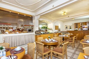 Tägliches Frühstück zum Mitnehmen (7 EUR pro Person)