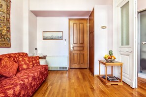 Suite | Wohnbereich | 24-Zoll-Fernseher mit Satellitenempfang, Pay-TV