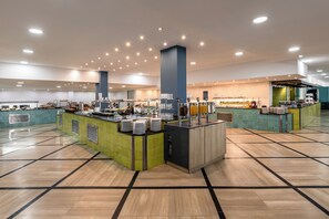 每日供应自助式早餐（每人 EUR 10）