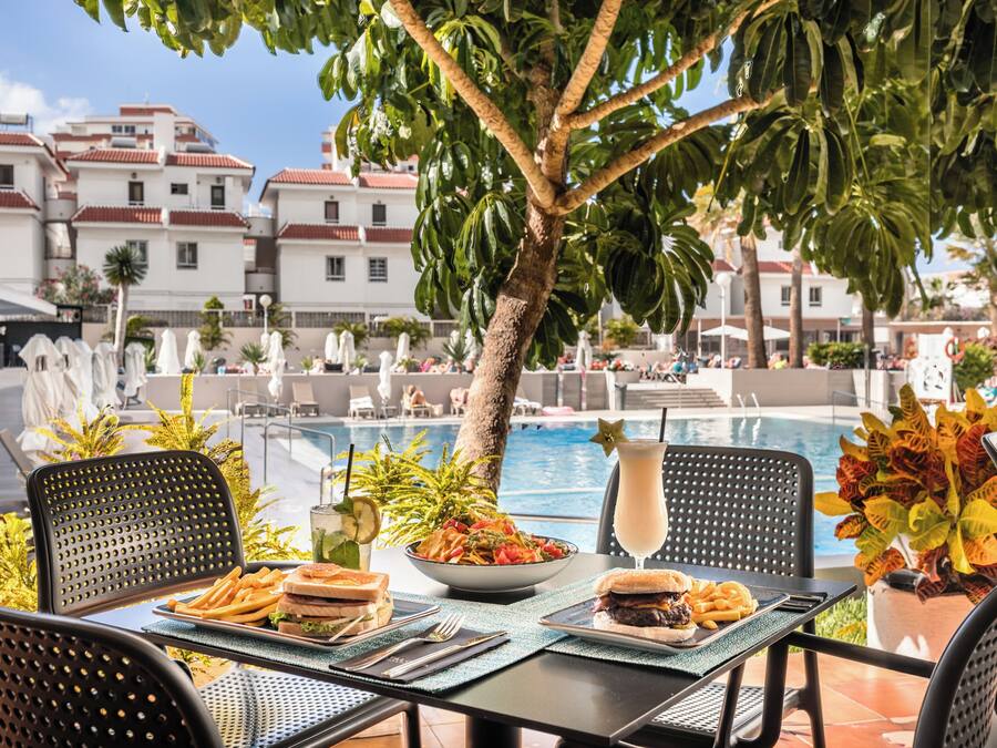 2 bares, bar junto a la piscina