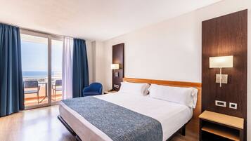 Een kluis op de kamer, een bureau, gratis wifi, beddengoed