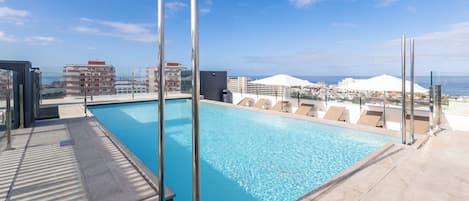2 piscines extérieures, parasols de plage, chaises longues