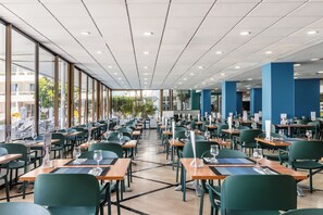 Tägliches Frühstücksbuffet (10 EUR pro Person)