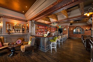 2 restaurantes, é servido café da manhã