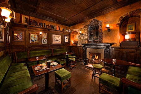 2 bares. Queens Hotel and Nightclub