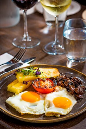 Tägliches großes Frühstück gegen Gebühr