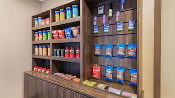 Esposizione di snack con diversi prodotti confezionati.