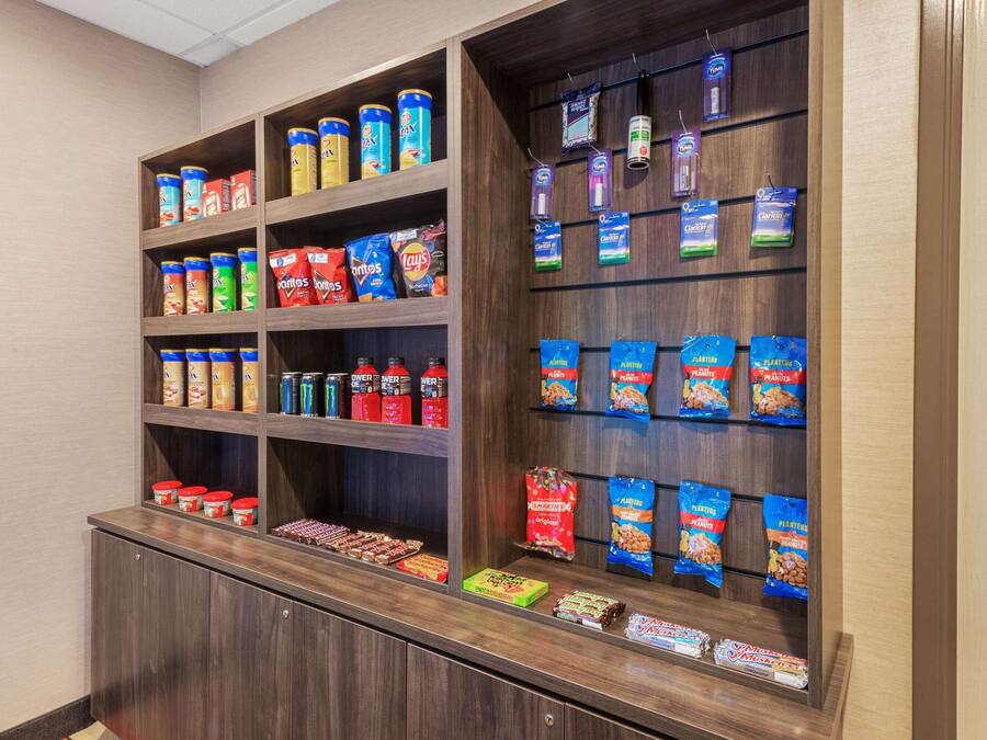 Esposizione di snack con diversi prodotti confezionati.