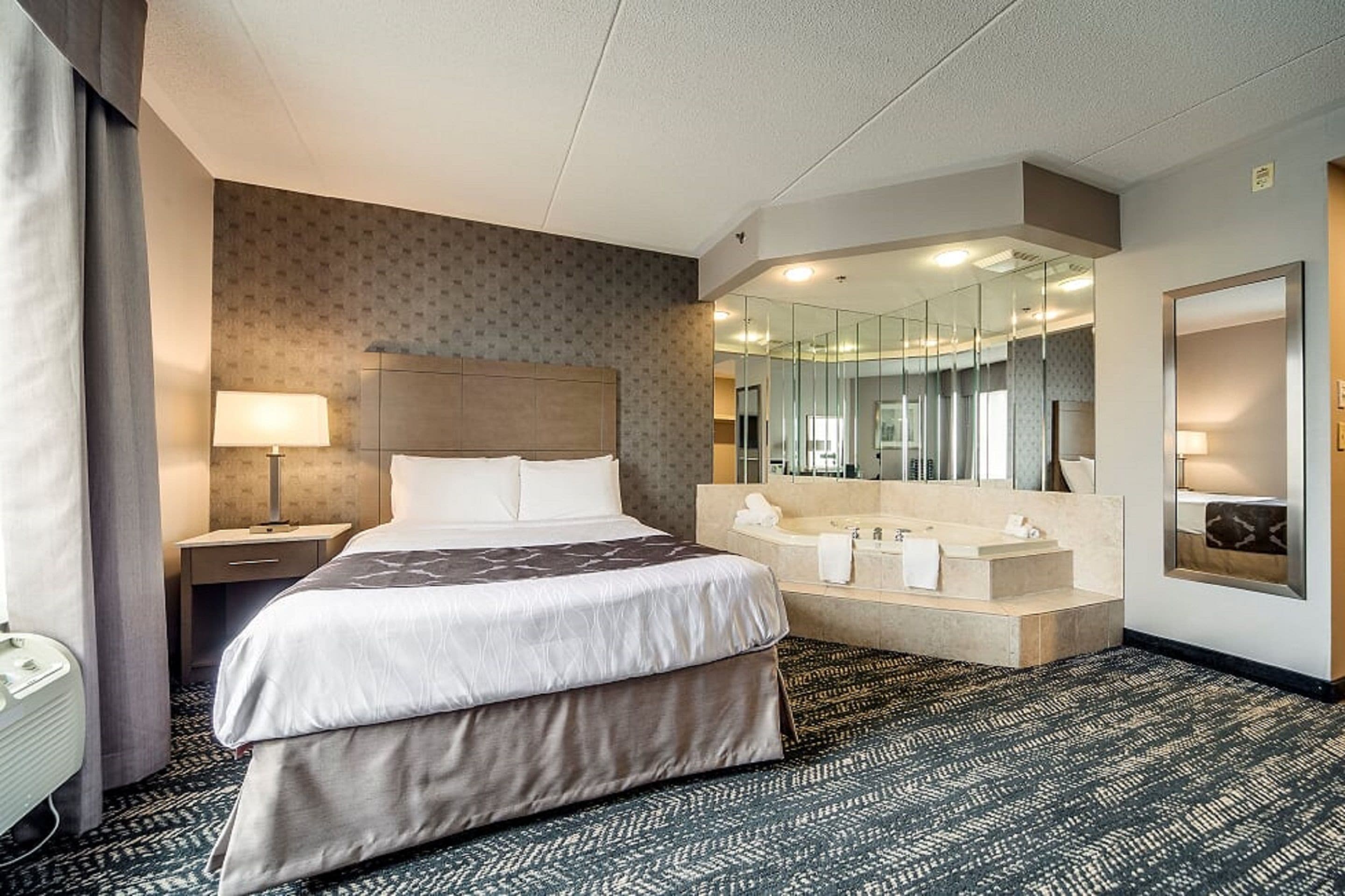 Deluxe-Suite, 1 Queen-Bett | Hochwertige Bettwaren, Zimmersafe, Schreibtisch, Verdunkelungsvorhänge