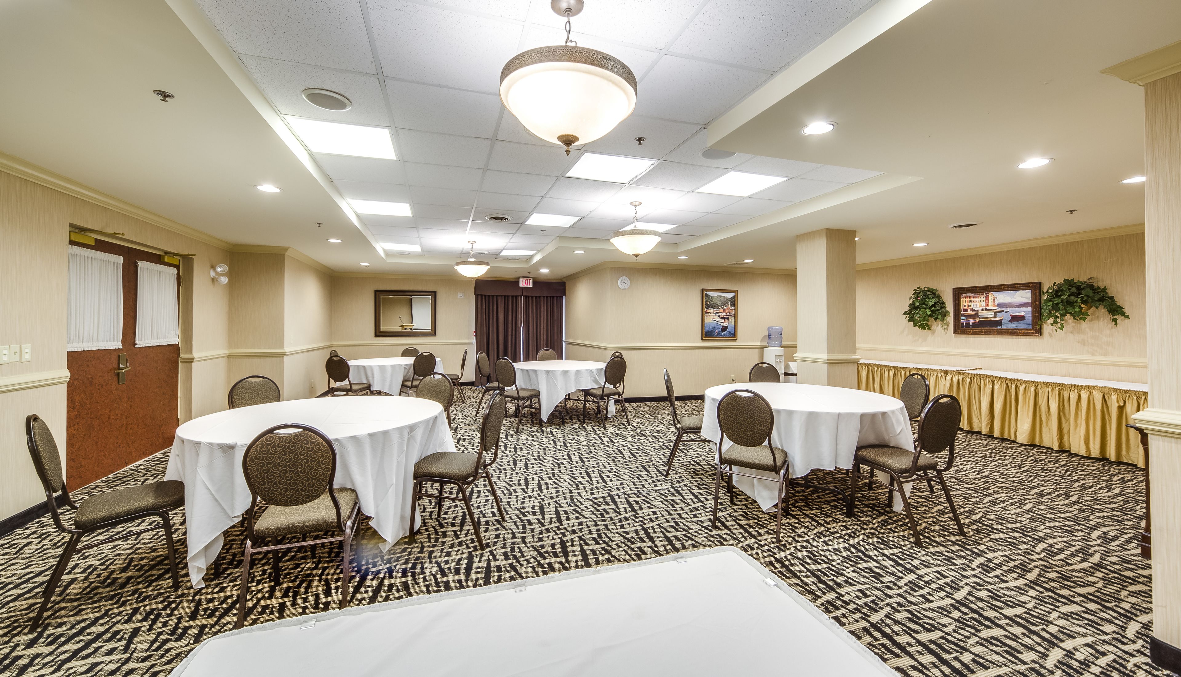 Photo - Monte Carlo Inn - Brampton Suites
