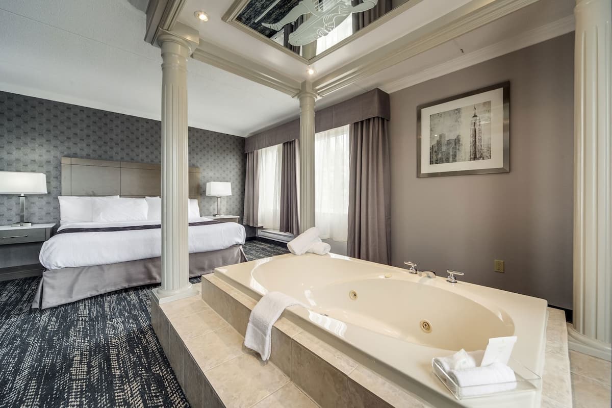 Premium bedding, in-room safe, desk, blackout drapes