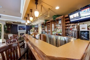 Bar (on property) - Monte Carlo Inn - Brampton Suites (Brampton)