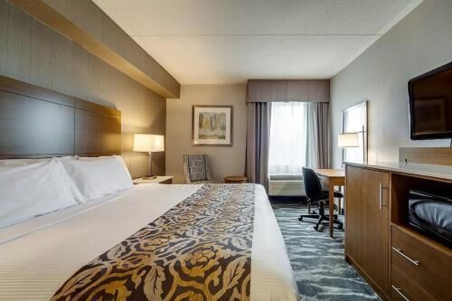 Premium bedding, in-room safe, desk, blackout drapes